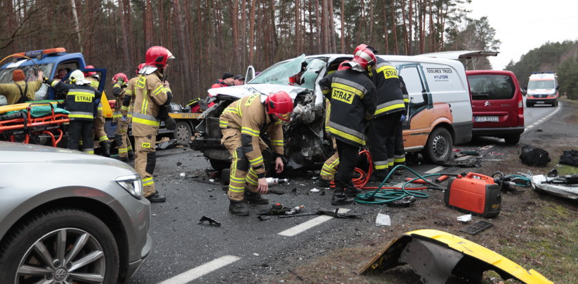 Karambol na „trasie śmierci”. Zderzenie pięciu samochodów. Ranni byli wycinani aut