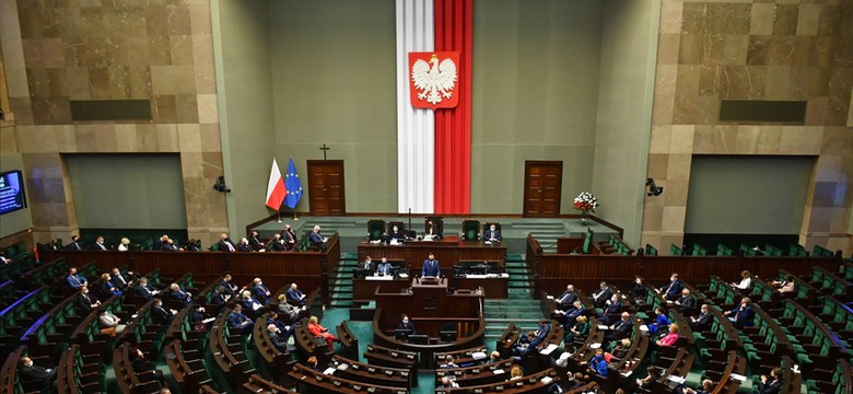 Sondaż IBRiS dla Onetu. PiS zwycięża, ale traci poparcie. Umacnia się ruch Hołowni