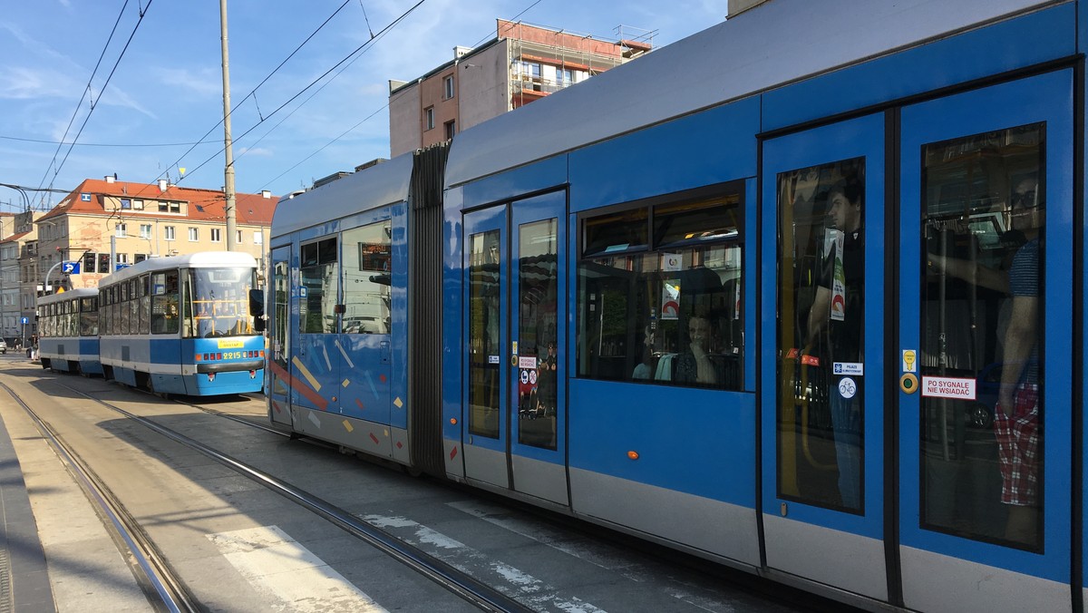 Przedstawiciele Akcji Miasto chcą, by Wrocław wycofał się z wakacyjnego rozkładu jazdy MPK, bo jak przekonują, większość mieszkańców nie ma dwóch miesięcy urlopu. Aktywiści domagają się także podjęcia natychmiastowych działań, które usprawnią ruch w rejonie Dworca Głównego PKP. Wniosek w tej sprawie trafił już do prezydenta Wrocławia.