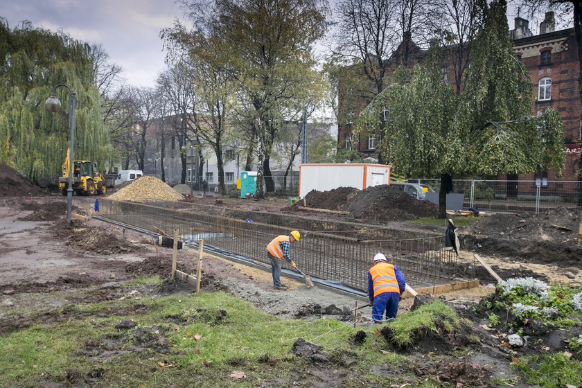 Chorzów. Budowa tężni solankowej na placu Hutników