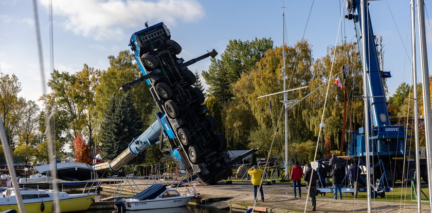 Koszmar w Szczecinie. Potężny dźwig runął na ziemię. ZDJĘCIA