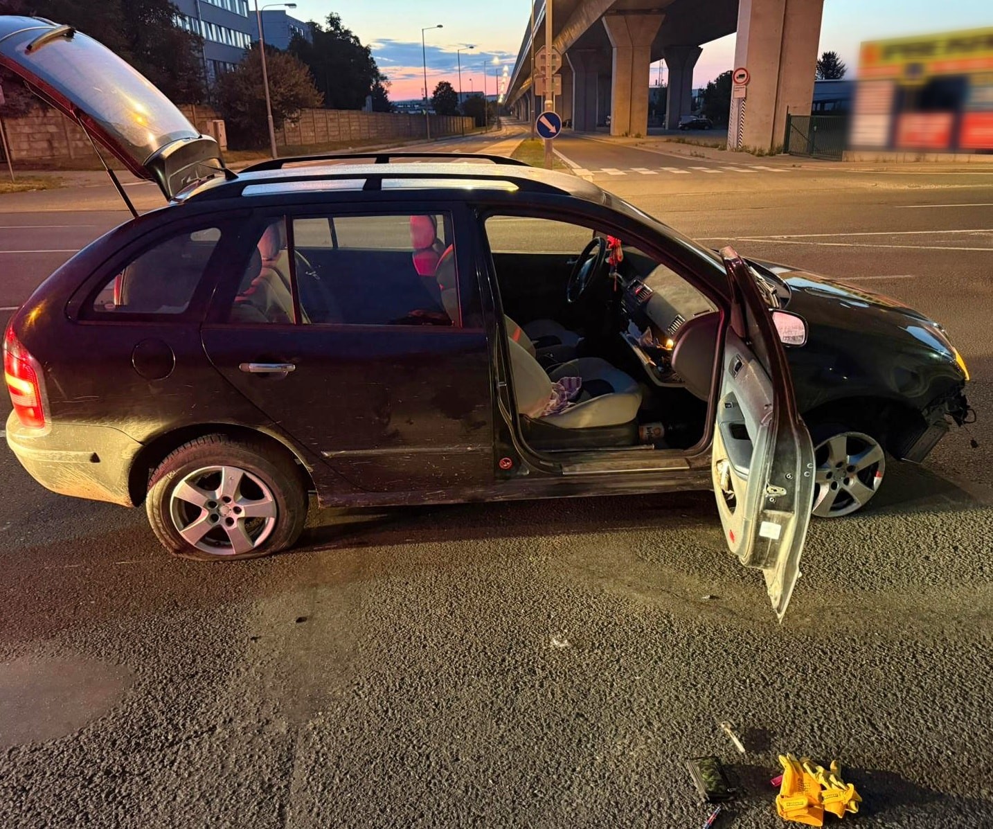 Niekoľko policajných áut s majákmi prenasledovalo vodiča v dvoch krajoch.