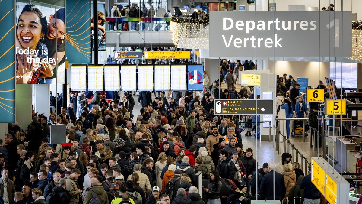 Gužve na aerodromu Shiphol zbog otkazivanja letova, Amsterdam, 2. januara