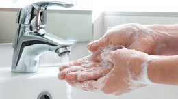 Dlaczego mydło i ciepła woda są skuteczne w walce z koronawirusem?