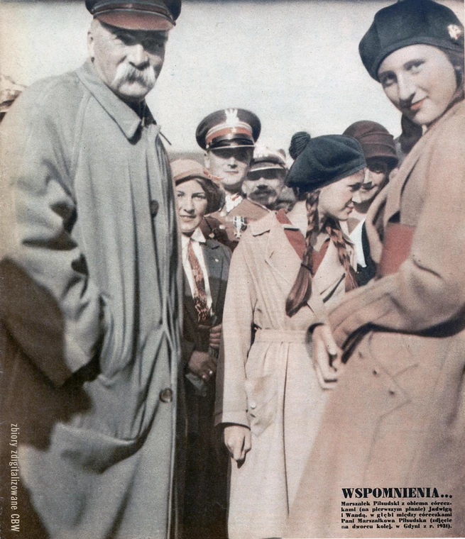 Wanda i Jadwiga, nastoletnie córki marszałka witają ojca wracającego do kraju z urlopu w Egipcie (Gdynia, 1932 r.)