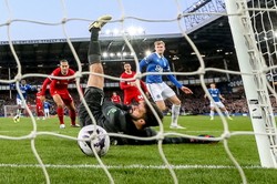 Liverpool przegrał derby. Manchester United uniknął kompromitacji [WIDEO]