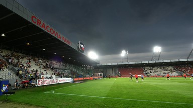 Ulewny deszcz nad stadionem Cracovii. Warunki pogodowe opóźniły rozpoczęcie spotkania