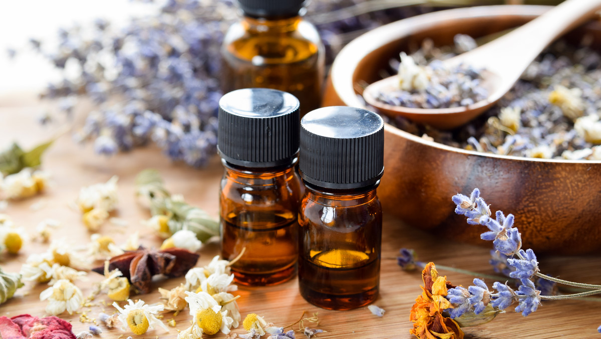 Aromaterapia w domu ukoi skołatane nerwy. Jak zrobić olejki eteryczne?