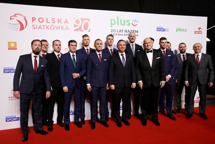 Prezydent Andrzej Duda (C), Prezes PZPS Jacek Kasprzyk (5P) i minister Sportu i Turystyki Witold Bańka (4L) wraz z pozostałymi uczestnikami, podczas uroczystej Gali 90-lecia Polskiej Siatkówki