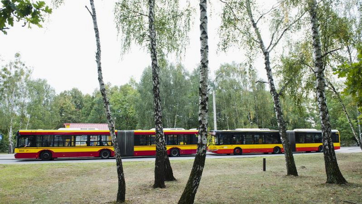 Niektóre linie zostaną zawieszone, inne będą kursować rzadziej, uruchomione też zostaną specjalne autobusy "cmentarne". Jak co roku, w okresie świąt Wielkiej Nocy, stołeczny ZTM wprowadza zmiany w funkcjonowaniu komunikacji miejskiej. Pierwsze wejdą w życie już w sobotę, 28 marca.