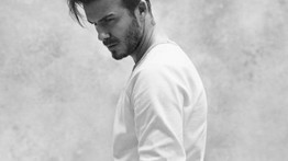 David Beckham alsógatyában mutogatja formás fenekét