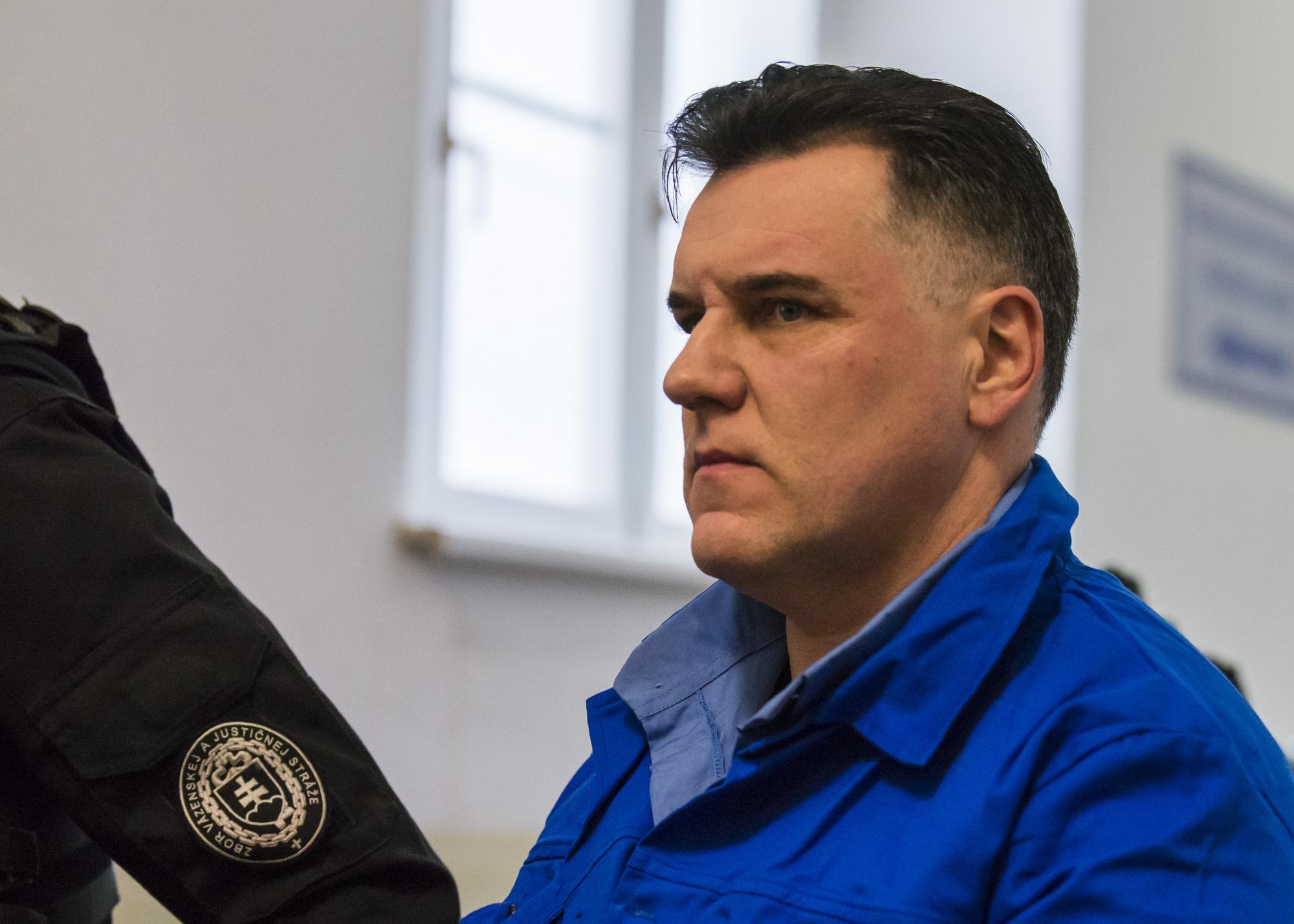 Bývalý šéf banskobystrického podsvetia Mikuláš Černák v sprievode justičnej polície v roku 2017. 