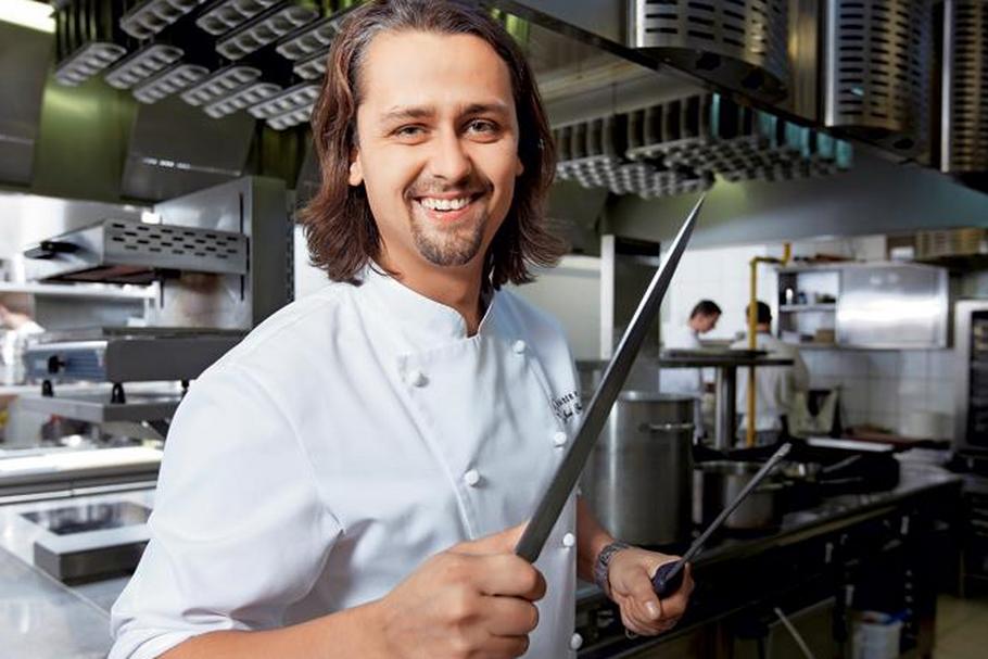 Jacek Grochowina, szef kuchni w stołecznej restauracji Amber Room