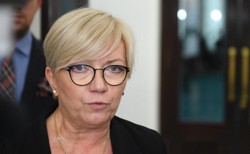 Przyłębska pojechała po okulary... z ochroną i służbową limuzyną