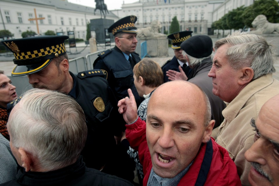 WARSZAWA KRZYŻ PAŁAC PREZYDENCKI KWIATY PIS