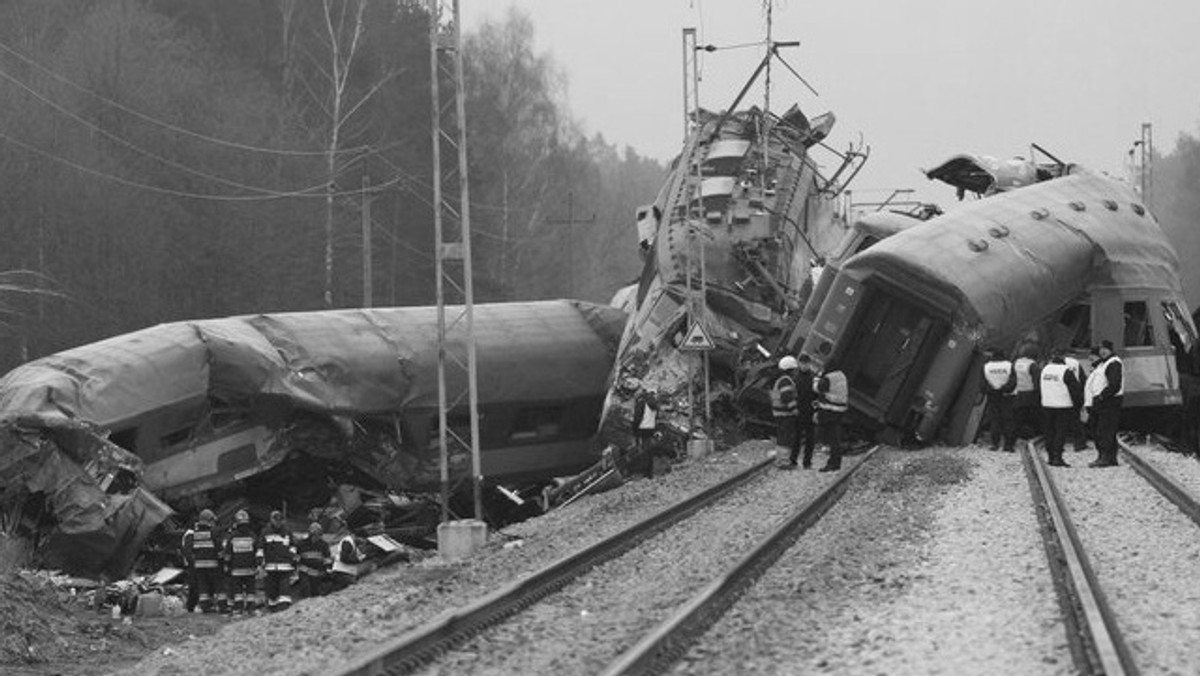 W sobotę tuż przed godziną 21 między miejscowościami Starzyny i Sprowa, w pobliżu wsi Chałupki, doszło do zderzenia dwóch pociągów relacji Przemyśl-Warszawa oraz Warszawa-Kraków. Do tej pory wiadomo, że zginęło 16 osób. W 15 szpitalach przebywa 56 osób. Połowa z nich ma ciężkie obrażenia. Intercity uruchomiła specjalną infolinię, gdzie można uzyskać informację na temat poszkodowanych.