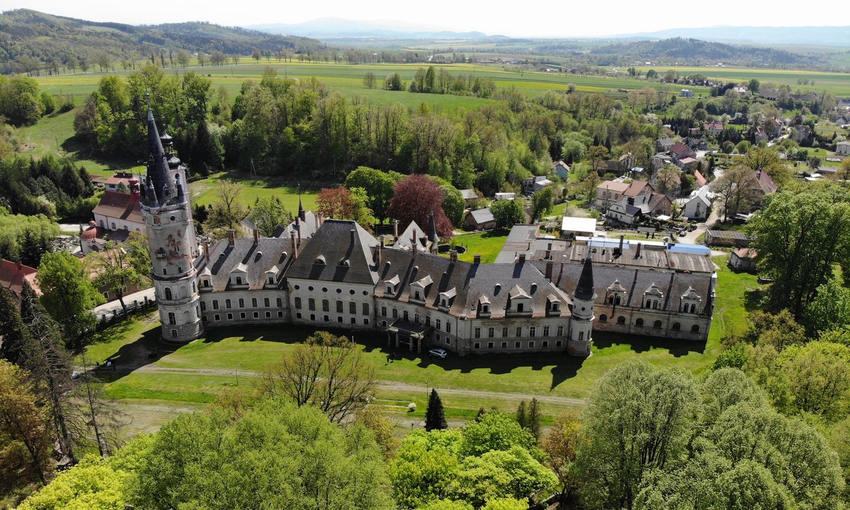 Pałac jak z bajek Disneya niszczeje pod Wrocławiem. Jedyna szansa