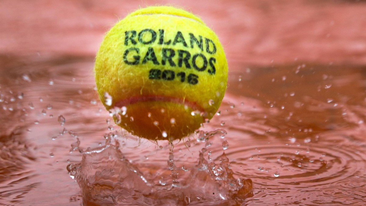 30 maja był pierwszym od 16 lat dniem, w którym podczas French Open nie rozegrano żadnego spotkania. Zgodnie z "Rain Policy", a więc regulaminem przygotowanym na wypadek deszczu, organizatorzy w momencie odwołania wszystkich meczów muszą zwrócić widzom 100 procent ceny biletu. W poniedziałek mogło chodzić nawet o siedem milionów euro. We wtorek udało się rozegrać spotkanie, które trwało ponad dwie godziny. To wyklucza rekompensatę.