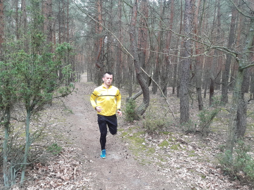 Sędzia Łukasz Szczech (36 l.). Po kilku sekundach zaczynał kolejny sprint. Nie było czasu na odpoczynek!