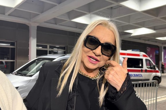 "IDEM U GRČKU DA ODMORIM" Vesnu Zmijanac drugarica drži pod ruku, stigla u Arenu na treći koncert: "Nikolija je ćerka za primer" (VIDEO)