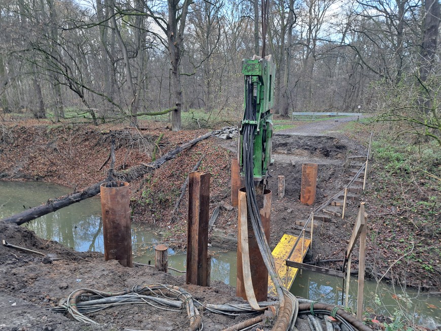 Mostkiem będą mogły przejechać samochody dostarczające materiały na budowę przeprawy nad Widawą
