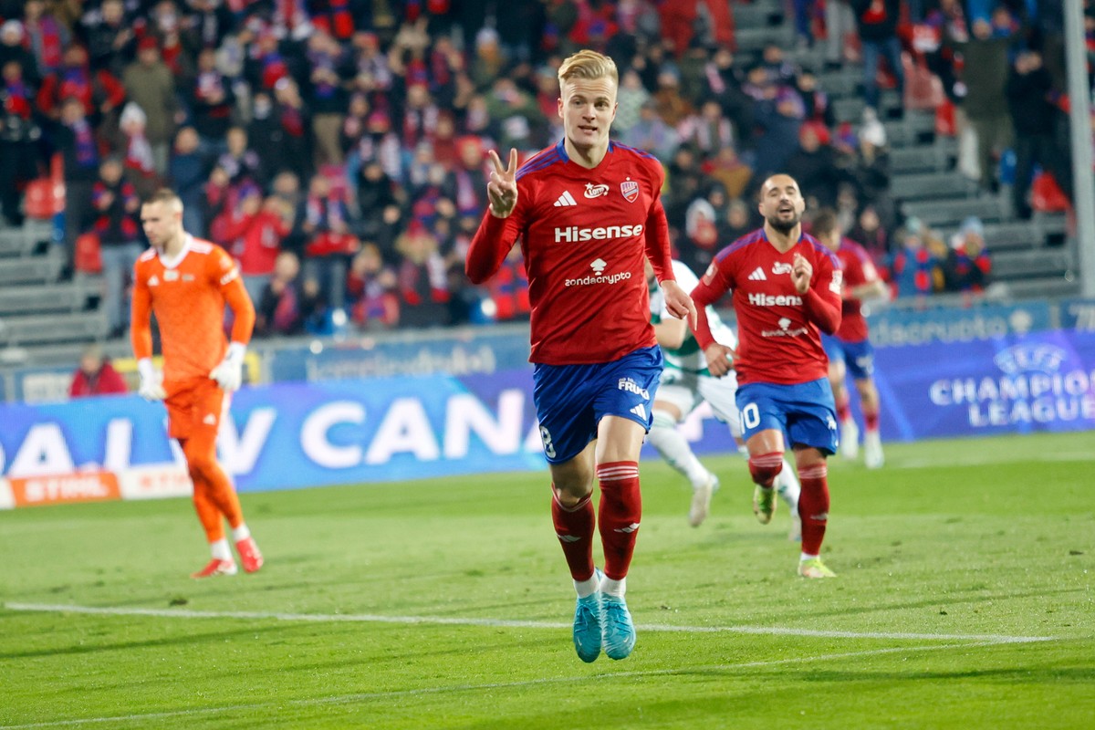 Zawodnik Rakowa Częstochowa Jonatan Braut Brunes (C) cieszy się z bramki strzelonej w meczu 23. kolejki piłkarskiej Ekstraklasy z Lechią Gdańsk