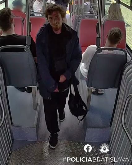 Muž v MHD v Bratislave bezdôvodne napadol ženu a pokojne vystúpil.