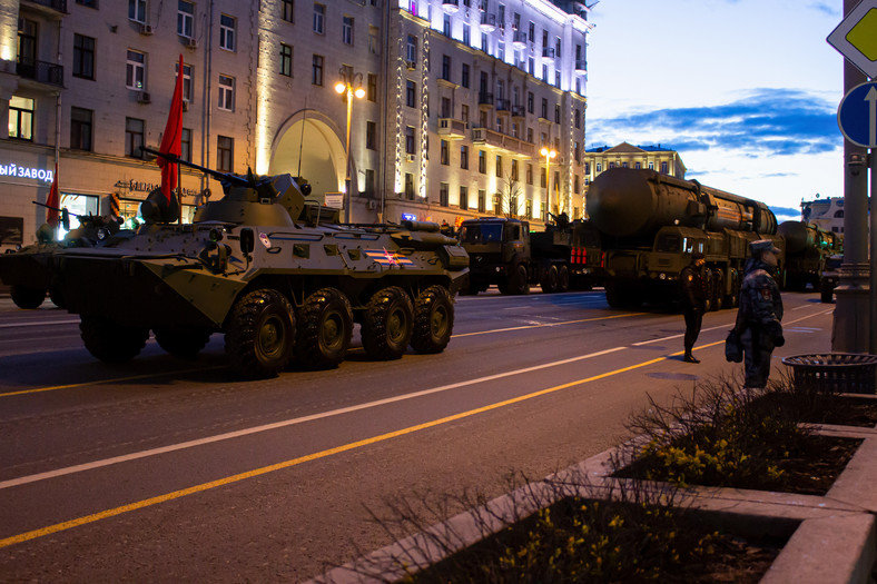 Rosyjskie pojazdy wojskowe na ulicy Twerskiej w Moskwie podczas przygotowań wojska do parady z okazji Dnia Zwycięstwa, 2022 r.
