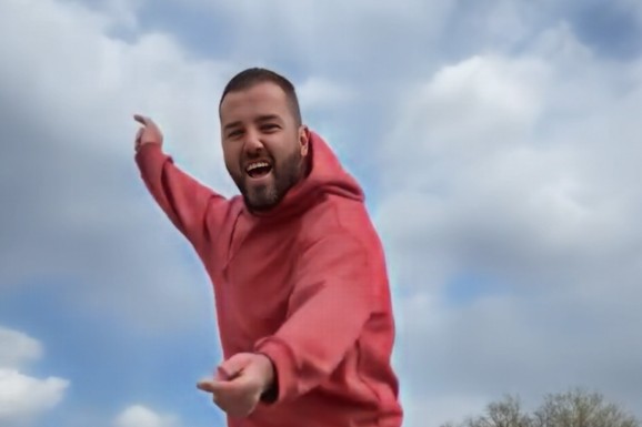 ČEDA JOVANOVIĆ ACU NATERAO DA OVO URADI USRED DANA Snimio se u parku, a mreže se zbog klipa usijale (FOTO)