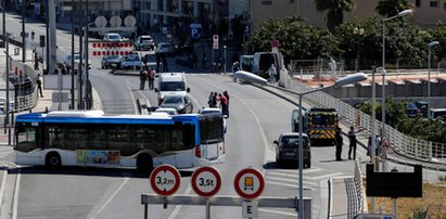 Samochód staranował wiaty autobusowe. Jedna osoba zginęła