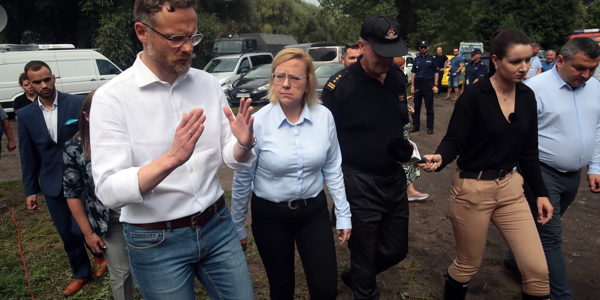 Zatrucie Odry. Minister klimatu i środowiska Anna Moskwa i wojewoda zachodniopomorski Zbigniew Bogucki w Żabnicy k. Gryfina, 19.08.2022 r.