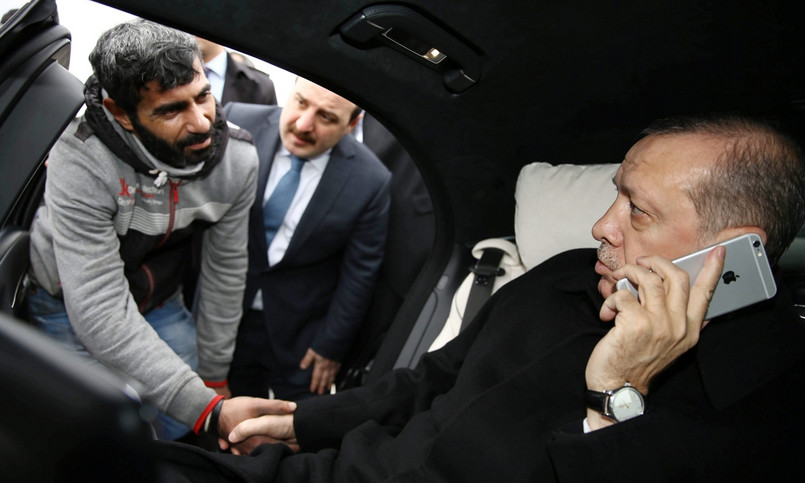 Prezydent Turcji Tayyip Recep Erdogan uratował mężczyznę, który chciał popełnić samobójstwo, skacząc z mostu