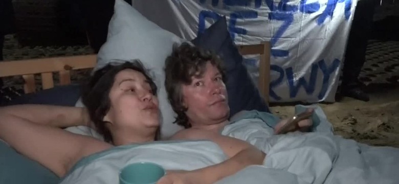 Niecodzienny protest w łóżku. John Lennon i Yoko Ono "dla Mierzei Wiślanej" [WIDEO]