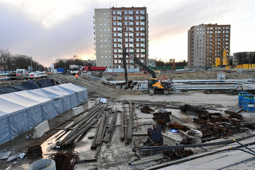 Śmiertelny wypadek na budowie metra w Warszawie. Na pracowników spadła łyżka koparki