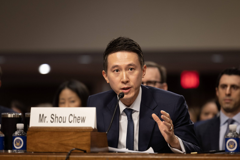 Shou Zi Chew w trakcie przesłuchania w amerykańskim Senacie, 31 stycznia 2024 r.