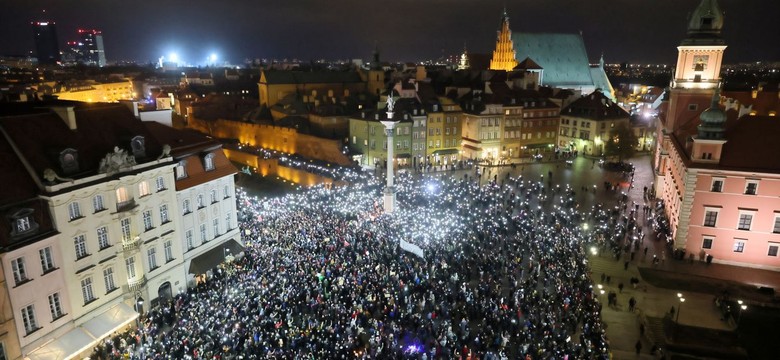 "Macie krew na rękach", "Jej serce jeszcze biło". Protesty po śmierci 30-letniej Izy z Pszczyny