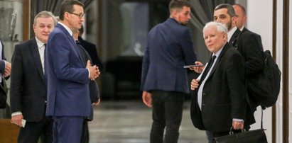 Nerwowość w PiS. Większość w Sejmie wciąż wisi na włosku