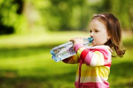 240 tys. drobin plastiku w jednej butelce wody. Nawet o tym nie wiesz