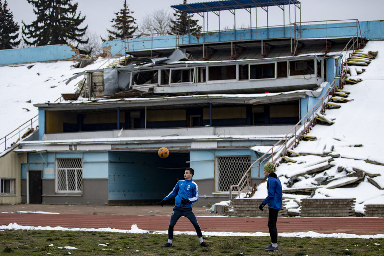 Trening piłkarski na zniszczonym stadionie w Czernihowie