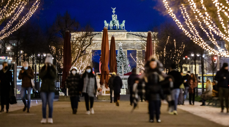 Karácsonyi fényfüzérek a Brandenburgi kapu előtt Berlinben. A szakemberek szerint a teljes körű zárlatot kellene elrendelni az országban / Fotó: MTI/EPA/Clemens Bilan