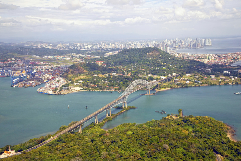 Kanał Panamski współcześnie - widok na Puente de las Américas (Most Ameryk), most w Panama City, który spina lądy obu kontynentów u wejścia do Kanału od strony Pacyfiku