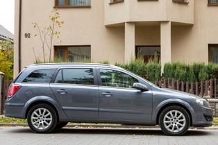 Czy sąsiad ma prawo parkować przed moim domem? Uciążliwy sąsiad parkuje pod moim oknem każdego dnia. Co zrobić?