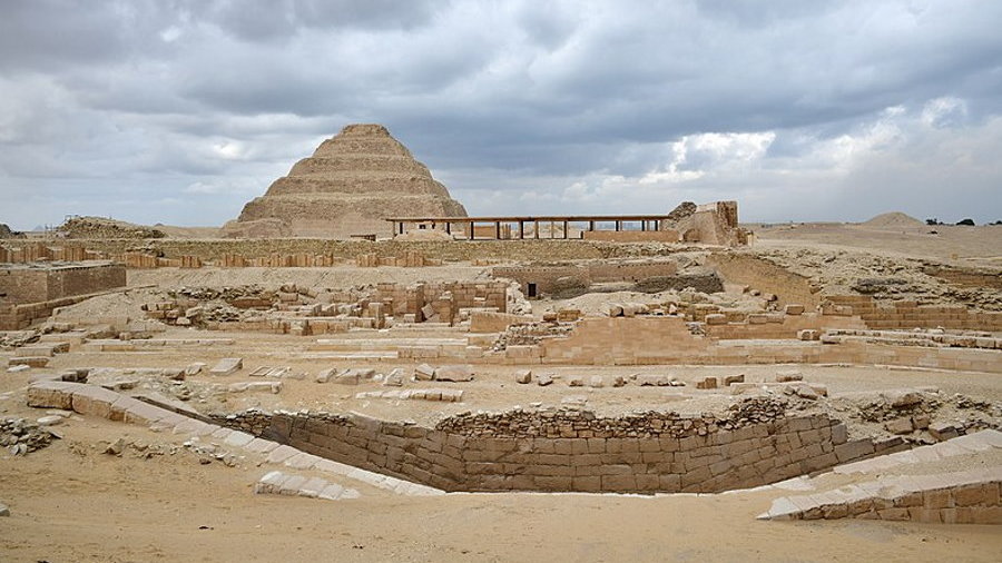 Sakkara, fot. Panegyrics of Granovetter, CC BY-SA 2.0, via Wikimedia Commons