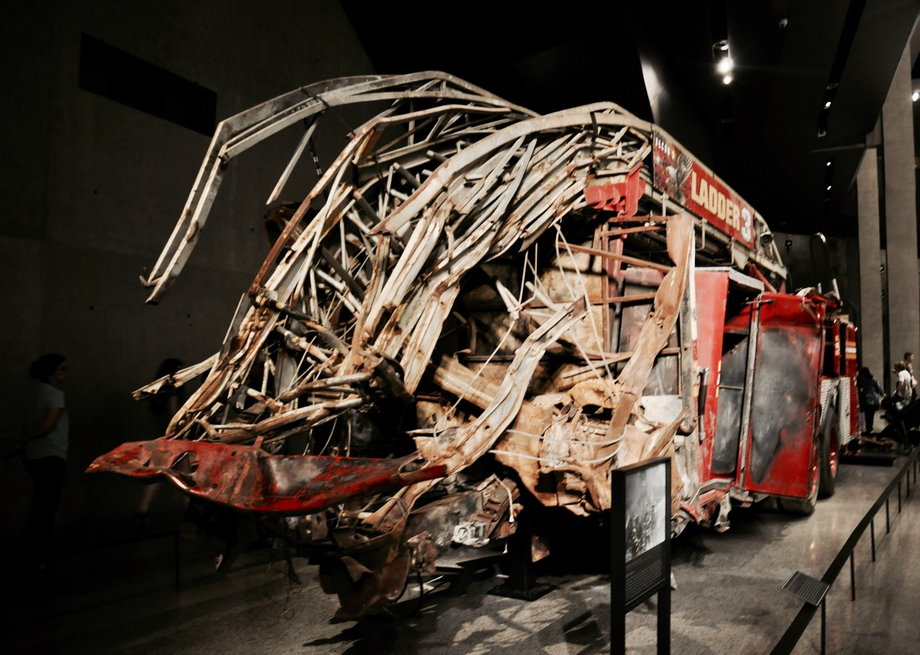 ...a także zniszczony wóz strażacki, biorący udział w akcji ratowniczej 11 września 2001 roku.