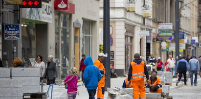 Przechodnie chodząc zniszczyli deptak?