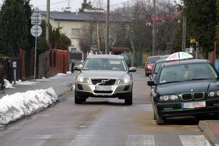 Sławomir Nowak sfotografowany za kierownicą nowego volvo XC60