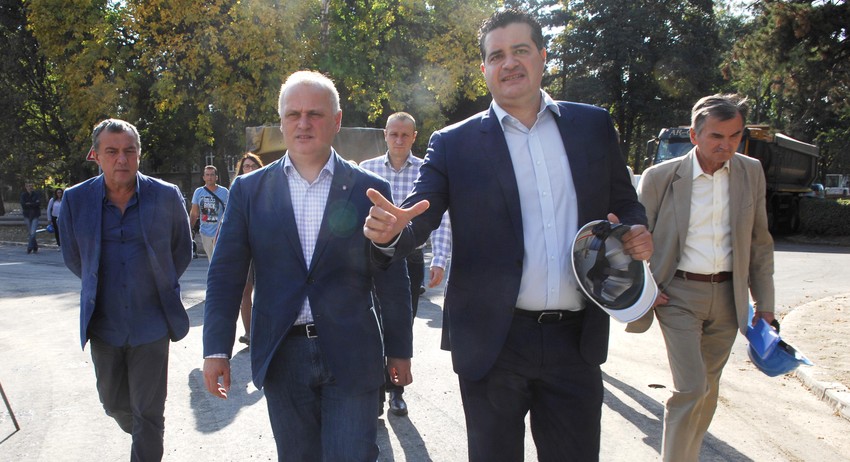 Vesić sa saradnicima u obilasku gradilišta