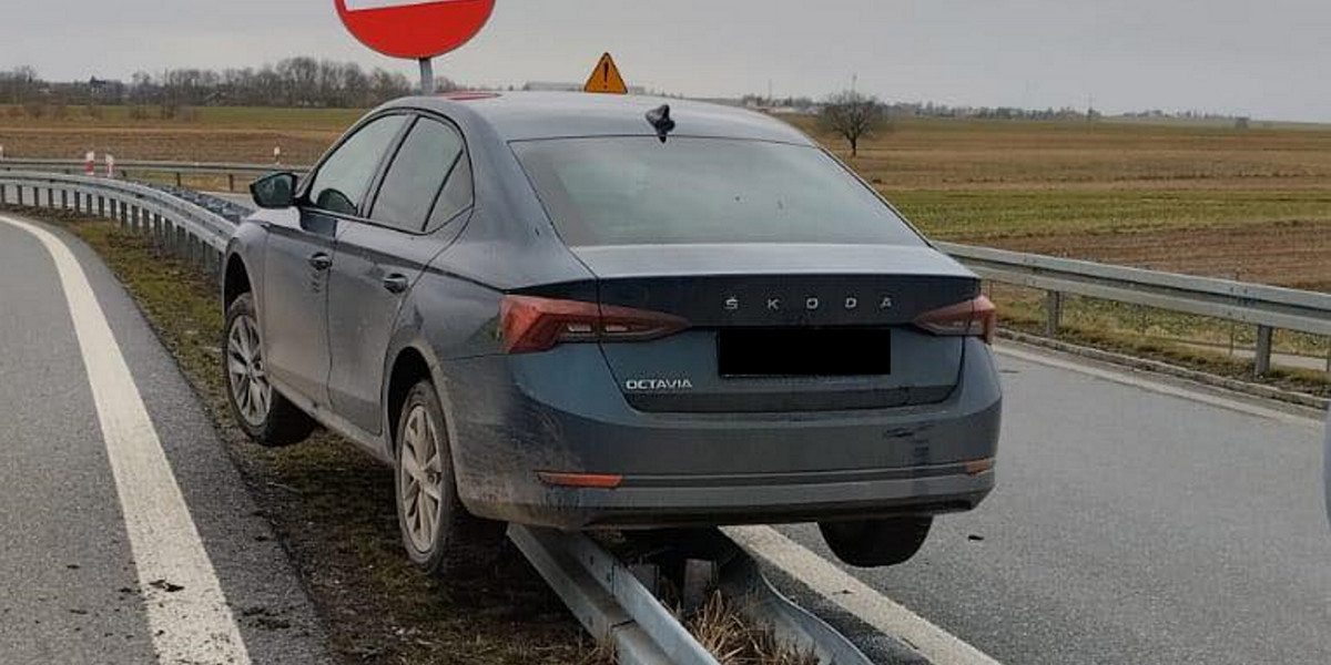 Auto zawisło na barierkach.