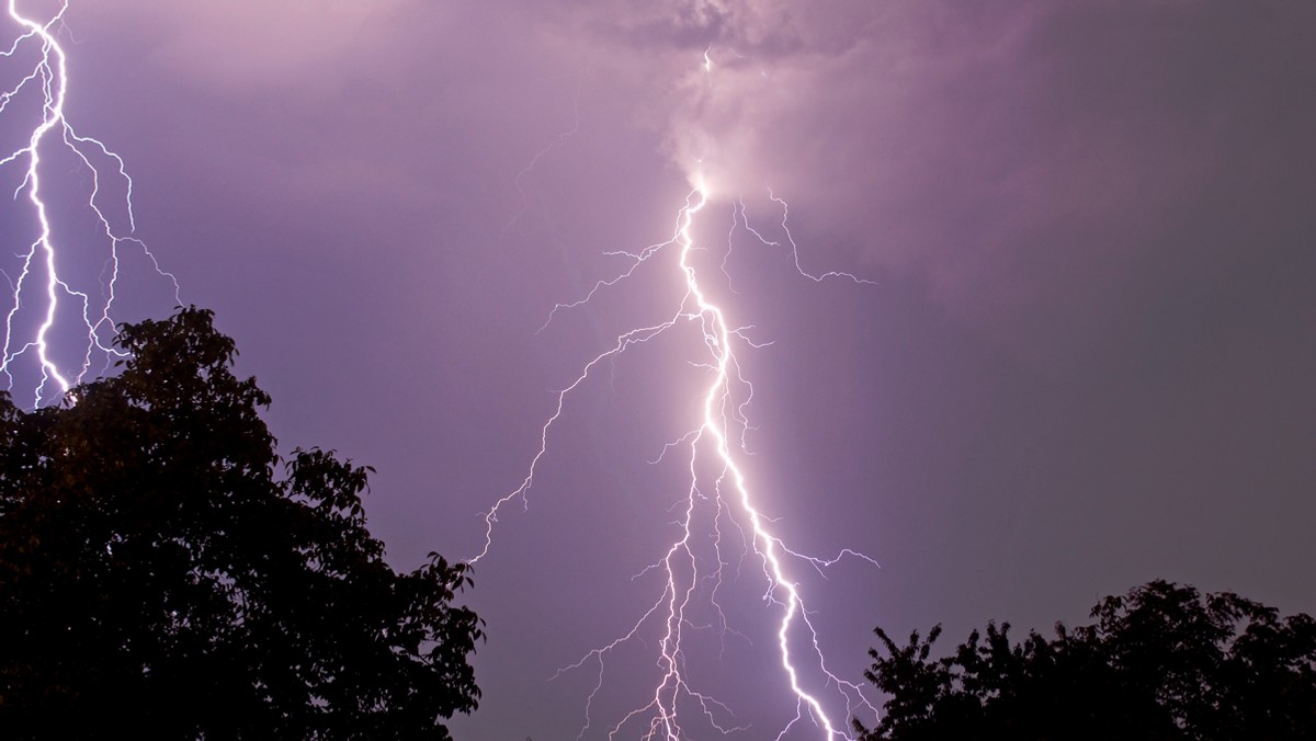 Na Dolnym Śląsku zagrożenie powodziami maleje, ale na popołudnie i wieczór zapowiadane są gwałtowne burze i lokalne gradobicia. W regionie na rzekach zanotowano już tylko 8 stanów alarmowych na wodowskazach.