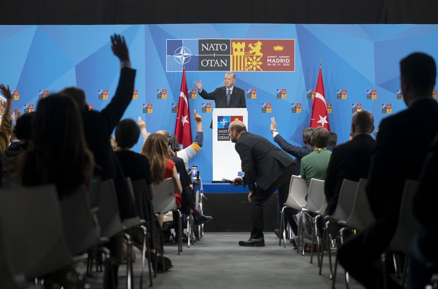 Prezydent Turcji Recep Tayyip Erdogan przemawiający podczas ostatniego dnia szczytu NATO 2022 w Madrycie, 30 czerwca 2022 r.